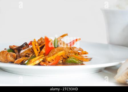 Piatto tipico cinese, mescola di manzo fresco fritto con germogli di bambù e funghi Foto Stock