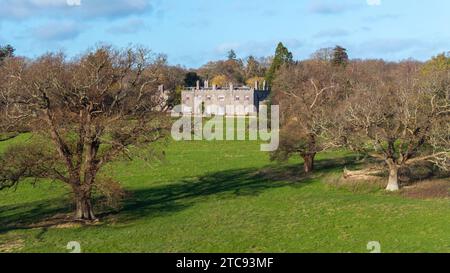 Southleigh Park House un'ex residenza ora uffici vuoti ad Havant nell'Hampshire. Una volta fiorente tenuta con terreni agricoli ed edifici in attesa di sviluppo Foto Stock