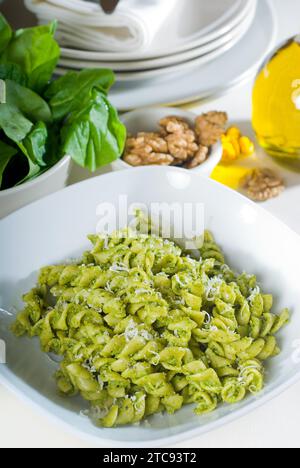 Fusilli italiani e pesto fresco fatto in casa Foto Stock