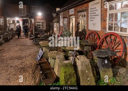 Sotto le scale di Hungerford, un negozio di antiquariato a Hungerford, West Berkshire, Inghilterra, Regno Unito, vista esterna di notte Foto Stock