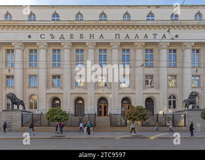 Sofia, Bulgaria - 16 ottobre 2023: Palazzo di giustizia, Corte della città, edificio neoclassico in Vitosha Boulevard. Foto Stock