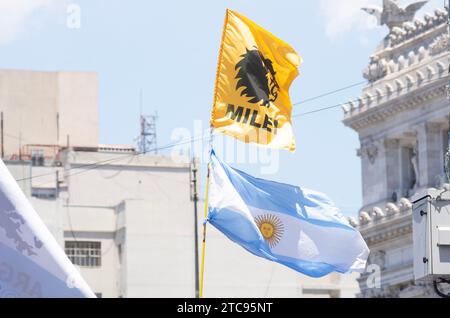 Sostenitori del presidente dell'Argentina, Javier Milei, di fronte al Congresso della Nazione durante la cerimonia di inaugurazione presidenziale a Buenos Aires Foto Stock