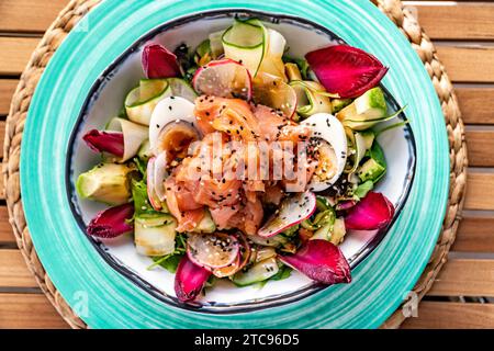 vista panoramica ravvicinata su una ciotola di avocado e salmone in un ristorante Foto Stock