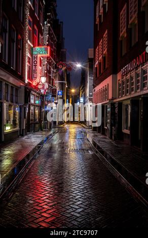 Ammira di notte il Nieuwebrugsteeg nel centro di Amsterdam, Paesi Bassi Foto Stock