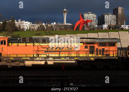 Seattle, Stati Uniti. 11 dicembre, treno del petrolio che passa attraverso il centro. Foto Stock