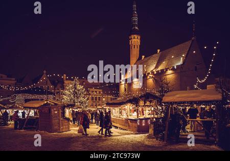 Tallinn, Harju County, Estonia-11DEC2023: Mercato di Natale di Tallinn sulla piazza del Municipio 2023-2024. Stile vintage. Foto Stock