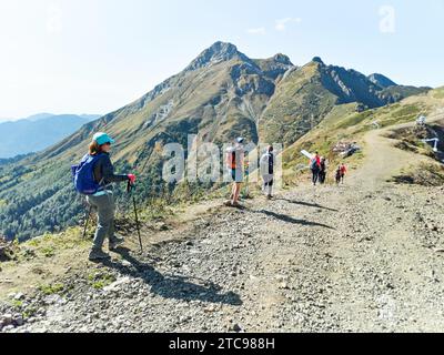 Gruppo di turisti in trekking in montagna Foto Stock