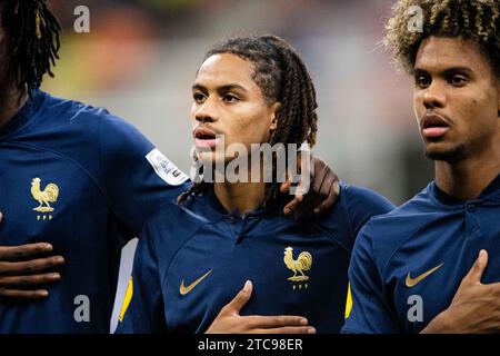 Giacarta, Indonesia - 22 novembre: La francese Mathis Amougou canta l'inno nazionale durante il turno 16 della Coppa del mondo Under-17 tra Francia e Senegal allo Stadio Internazionale di Giacarta il 22 novembre 2023 a Giacarta, Indonesia. (Foto di Sports Press Photo) (Eurasia Sport Images/SPP) credito: SPP Sport Press Photo. /Alamy Live News Foto Stock