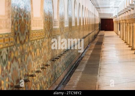 Casablanca, Marocco - 23 novembre 2023: Bagni tradizionali con vista interna della Moschea Hasan II a Casablanca, Marocco Foto Stock