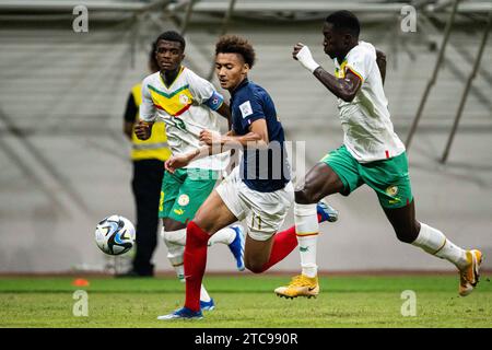 Giacarta, Indonesia - 22 novembre: La francese Tidiam Gomis (L) è in azione durante la partita della Coppa del mondo Under-17 tra la Francia e il Senegal allo Stadio Internazionale di Giacarta il 22 novembre 2023 a Giacarta, Indonesia. (Foto di Sports Press Photo) (Eurasia Sport Images/SPP) credito: SPP Sport Press Photo. /Alamy Live News Foto Stock