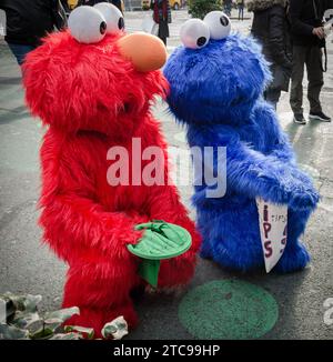 I personaggi di Sesame Street si guadagnano da vivere a Times Square Foto Stock