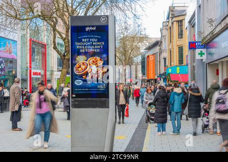 Schermo per la pubblicità digitale su Cardiff Queen Street Foto Stock
