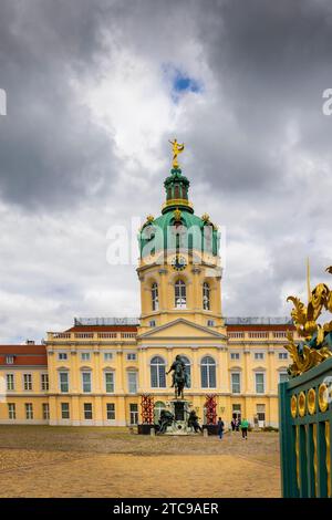 Berlino, Germania - 25 luglio 2023: Ingresso al palazzo di Charlottenburg a Berlino, Germania Foto Stock
