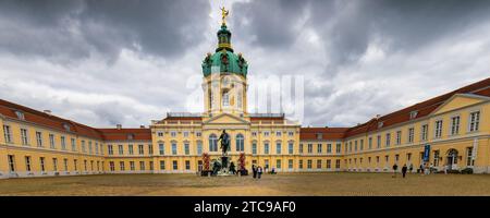 Berlino, Germania - 25 luglio 2023: Ingresso al palazzo di Charlottenburg a Berlino, Germania Foto Stock