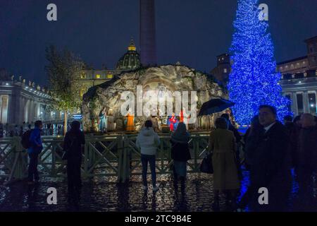 Roma, . 11 dicembre 2023. 11/12/2023 Roma, albero di Natale della città del Vaticano. L'albero è un abete d'argento di 27 metri donato dal Piemonte alla Santa sede. L'albero proviene dal comune di Macra, in provincia di Cuneo. PS: La foto può essere utilizzata nel rispetto del contesto in cui è stata scattata e senza intento diffamatorio del decoro delle persone rappresentate. Credito: Agenzia fotografica indipendente/Alamy Live News Foto Stock