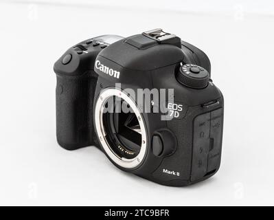 Gothenburg, Svezia - 21 maggio 2022: Foto del prodotto Studio di una fotocamera reflex digitale Canon EOS 7D Mark II. Foto Stock