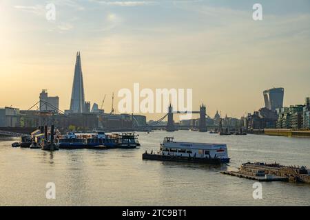Guardando il fiume Tamigi verso la città di Londra e la riva sud di Bermondsey Foto Stock