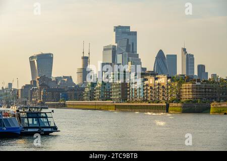 Guardando il Tamigi verso la città di Londra dalla riva sud di Bermondsey Foto Stock