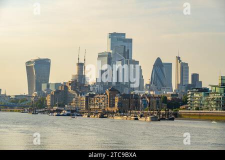 Guardando il Tamigi verso la città di Londra dalla riva sud di Bermondsey Foto Stock