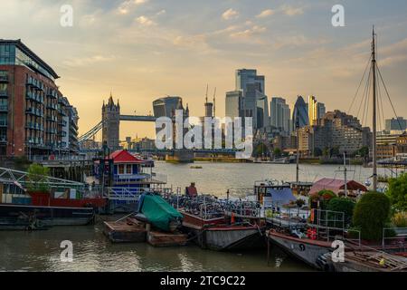 Guardando il Tamigi verso la città di Londra dalla riva sud di Bermondsey Foto Stock