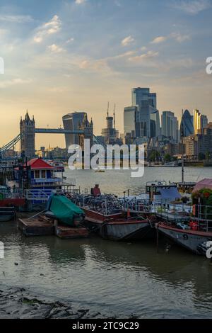 Guardando il Tamigi verso la città di Londra dalla riva sud di Bermondsey Foto Stock