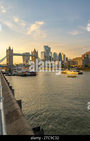 Guardando il Tamigi verso la città di Londra dalla riva sud di Bermondsey Foto Stock