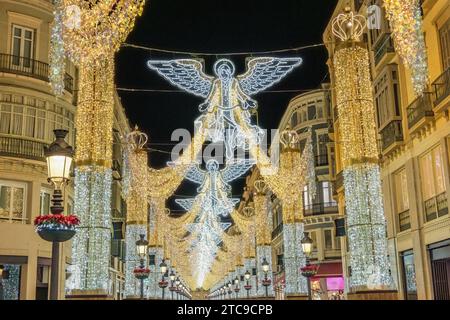 Malaga, Spagna - 25 novembre 2023: Angels on christmas Lights Decorations in via Larios con molte persone che si divertono, a Malaga, Andalusi Foto Stock