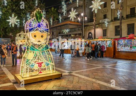 Huelva, Spagna - 10 dicembre 2023: Mercatini di Natale in Plaza de las Monjas, piazza delle monache, con decorazioni natalizie nel centro di Huelva, Andalusia, Foto Stock