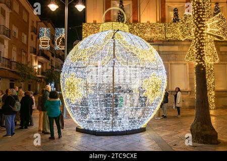 Huelva, Spagna - 10 dicembre 2023: Decorazione del ballo delle luci di Natale nel Municipio di Huelva, Andalusia, Spagna. Foto Stock