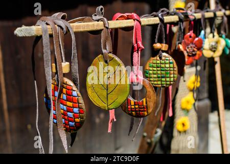 Gruppo di collane colorate dipinte a mano e di souvenir esposti in vendita in un tradizionale mercato del fine settimana a Bucarest, Romania Foto Stock