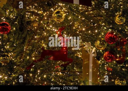 Albero di Natale con decorazioni natalizie e luci notturne all'aperto nella strada cittadina di Atene, Grecia. Sfondo vacanze invernali Foto Stock