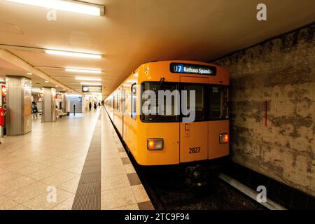 Berlino, Germania. Retrospettiva ma rinnovata metropolitana del treno U-Bahn in una piattaforma della linea U7 tra Spandau nel sud-ovest e Rudow nel sud del Campidoglio tedesco. Foto Stock