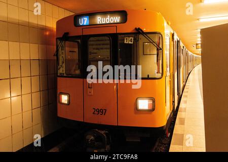 Berlino, Germania. Retrospettiva ma rinnovata metropolitana del treno U-Bahn in una piattaforma della linea U7 tra Spandau nel sud-ovest e Rudow nel sud del Campidoglio tedesco. Foto Stock