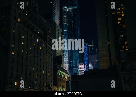 PRIMO PIANO spettacolare dei grattacieli di New York. Alti e torreggianti edifici di Manhattan all'alba. Foto di alta qualità Foto Stock