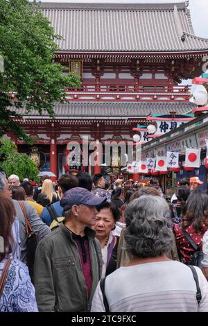 Tokyo Giappone; 13 maggio 2019: Migliaia di turisti visitano il tempio buddista Sensō-ji in Giappone ogni giorno. Foto Stock