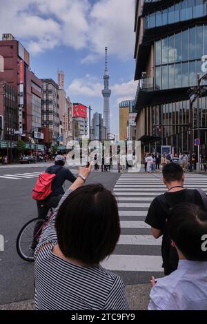 Tokyo Giappone; 13 maggio 2019: Due persone in una strada a Tokyo, che puntano verso lo Skytree Point, dove presumibilmente vogliono visitare come turisti. Foto Stock