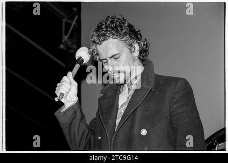 WAYNE COYNE, FLAMING LIPS, 1999: Wayne Coyne della rock band The Flaming Lips Playing at Reading Festival, 29 agosto 1999. La band era in tour con il loro iconico e premiato nono album in studio "The Soft Bulletin". Foto: Rob Watkins Foto Stock