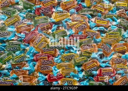 Hershey, Pennsylvania - 8 dicembre 2023: Tropical Jolly Ranchers in mostra al negozio Hershey Chocolate World. Foto Stock