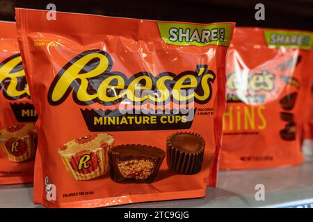 Hershey, Pennsylvania - 8 dicembre 2023: Le tazze di Reese Miniture Peanuntbutter sono in vendita presso il Chocolate World Retail Store Foto Stock