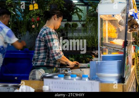 Piccolo ristorante vicino al mercato di Yamo, cucina femminile, Nakhon Ratchasima, Isan, Thailandia, sud-est asiatico, Asia Foto Stock