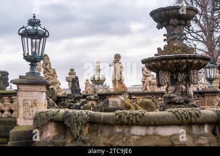 Sandsteinfiguren im Dresdener Zwinger. Der Zwinger ist ein Gebäudekomplex mit Gartenanlagen a Dresda. In der Bildmitte die goldene Krone des Kronentors. DAS unter der Leitung des Architekten Matthäus Daniel Pöppelmann und des Bildhauers Balthasar Permoser errichtete Gesamtkunstwerk aus Architektur, Plastik und Malerei gehört zu den bedeutenden Bauwerken des Barocks und ist neben der Frauenkirche das bekannteste Baudenkmal Dresdens *** figure in arenaria nello Zwinger di Dresda lo Zwinger è un complesso edilizio con giardini a Dresda al centro del quadro è la corona dorata del corvo Foto Stock