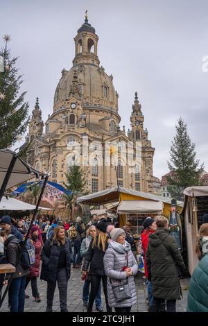 Weihnachtsmarkt auf dem Neumarkt vor der Frauenkirche in der Altstadt a Dresda. *** Mercatino di Natale sul Neumarkt di fronte alla Frauenkirche nella città vecchia di Dresden credito: Imago/Alamy Live News Foto Stock