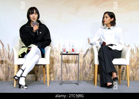 BAE doona und Sofia Boutella bei der Pressekonferenz zum Netflix Film 'Rebel Moon - Part One: A Child of Fire / Rebel Moon Teil 1: Kind des Feuers' im Hotel Four Seasons. Tokio, 11.12.2023 Foto Stock