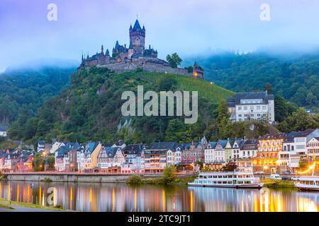 Foggy Cochem, splendida città sul romantico fiume Mosella, castello di Reichsburg sulla collina, Germania Foto Stock