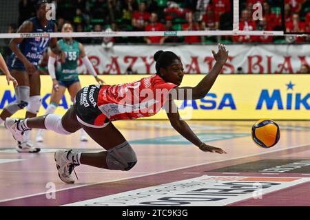 Cuneo, Italia. 10 dicembre 2023. Terry RuthEnweonwu (Cuneo) durante Cuneo Granda Volley vs AllianzÂ VVÂ Milano, Volley serie A1 Italian Women Match a Cuneo, Italia, 10 dicembre 2023 crediti: Independent Photo Agency/Alamy Live News Foto Stock