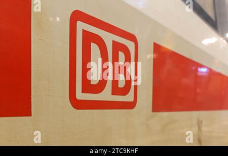 11.12.2023 Darmstadt Impressionen am Hauptbahnhof Darmstadt mit Zwischenhalt des ICE 1099 auf dem Weg nach Stuttgart und München hier Schriftzug DB a Viereck mit rotem Rahmen Darmstadt Hessen Deutschland **** 11 12 2023 Darmstadt Impressions alla stazione principale di Darmstadt con scalo di GHIACCIO 1099 sulla strada per Stoccarda e Monaco qui la scritta DB in quadrato con cornice rossa Darmstadt Hesse Germany credito: Imago/Alamy Live News Foto Stock