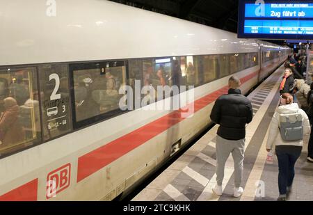 11.12.2023 Darmstadt Impressionen am Hauptbahnhof Darmstadt mit Zwischenhalt des ICE 1099 auf dem Weg nach Stuttgart und München hier Schriftzug DB in Viereck mit rotem Rahmen und Tafel auf Bahnsteig mit Schriftzug Zu fährt ab Darmstadt Hessen Deutschland **** 11 12 2023 Darmstadt Impressions nella stazione principale di Darmstadt con scalo di ICE 1099 sulla strada per Stoccarda e Monaco qui la scritta DB in quadrato con cornice rossa e bordo sulla piattaforma con la scritta Zu fährt ab Darmstadt Assia Germania credito: Imago/Alamy Live News Foto Stock