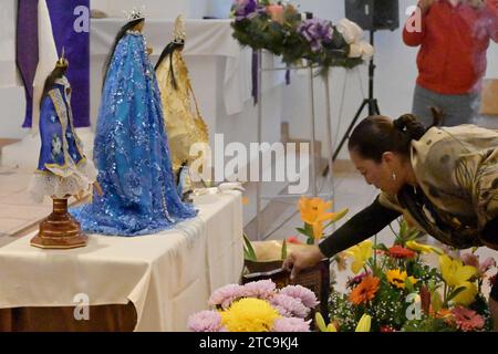 Tijuana, Baja California, Messico. 9 dicembre 2023. La comunità di Oaxacan di Tijuana, Messico, ha celebrato il 10 dicembre 2023 la tradizionale processione Mixteca di "calenda" per la Virgen di Juquila, il suo decimo anno osservato da alcuni residenti che vivono nell'area del Camino Verde. Il festival includeva i partecipanti in abiti tradizionali diretti alla loro destinazione finale per una cerimonia e una messa presso la chiesa parrocchiale di Nuestra SeÃ±ora de la EncarnaciÃ³n. (Immagine di credito: © Carlos A. Moreno/ZUMA Press Wire) SOLO USO EDITORIALE! Non per USO commerciale! Foto Stock