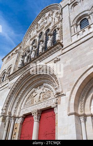 ingresso decorato e facciata della basilica di santa maria maddalena a vezelay in francia Foto Stock