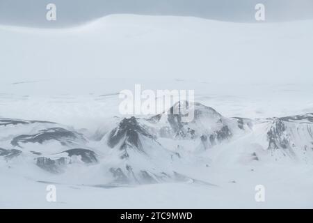 Antartide, Isole Shetland meridionali, Deception Island, Telefon Bay. Paesaggio montano vulcanico attivo. Foto Stock